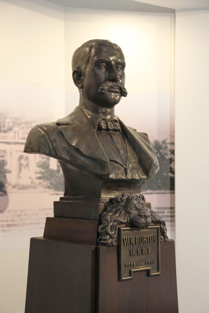 2021年3月30日に復元された「ウィリアム・K・バルトン（William K. Burton）」氏の銅像